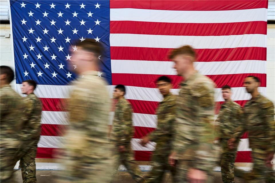 Mitglieder des XVIII. Luftlandekorps empfangen US-Präsident Trump in Fort Bragg. Matt Ramey/AP/dpa