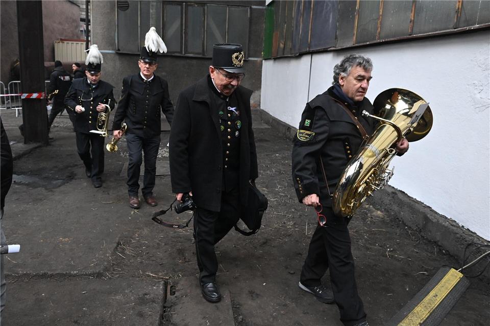 Mitglieder einer Bergmannskapelle begleiteten mit ihren Instrumenten die Zeremonie zum Abschied vom Steinkohleabbau im Bergwerk CSM in Stonava.O·ana Jaroslav/CTK/dpa