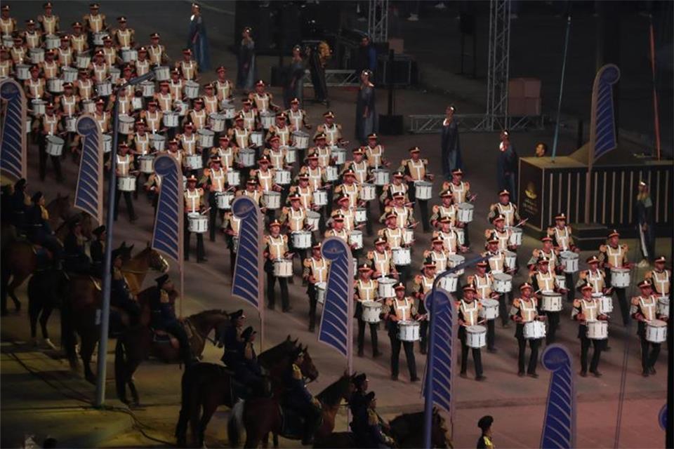 Mitglieder einer Marschkapelle begleiten die Prozession. Foto: Gehad Hamdy/dpa