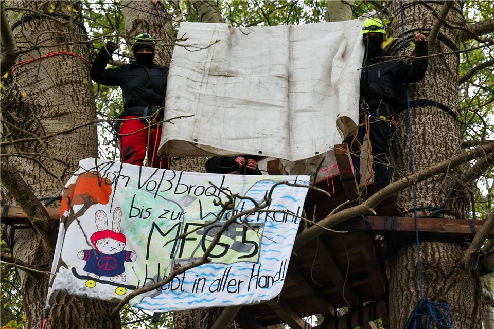 Aktivisten bauen Baumhaus auf MFG5-Gelände  Mitglieder von TKKG Kiel demonstrieren auf dem MFG5-Gelände.Frank Molter/dpa