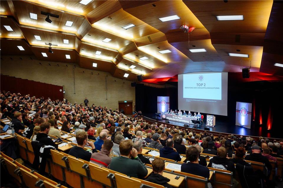 Mitgliederversammlung des FC St. Pauli im Audimax der Universität Hamburg.Gregor Fischer/dpa