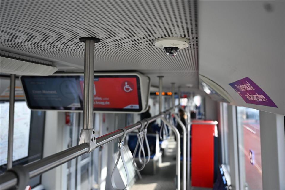 Mithilfe Künstlicher Intelligenz sollen Angriffe auf Fahrpersonal und Fahrgäste zurückgehen. Shireen Broszies/dpa