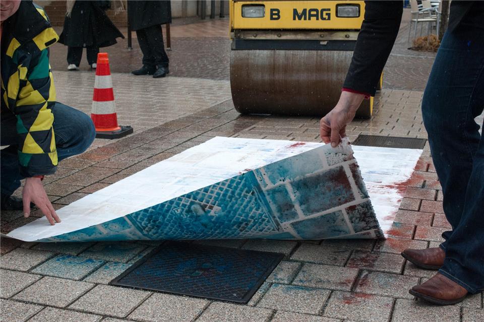 Mithilfe von Pigmenten und Büttenpapier entstehen Prägedrucke des jeweiligen Untergrundes.