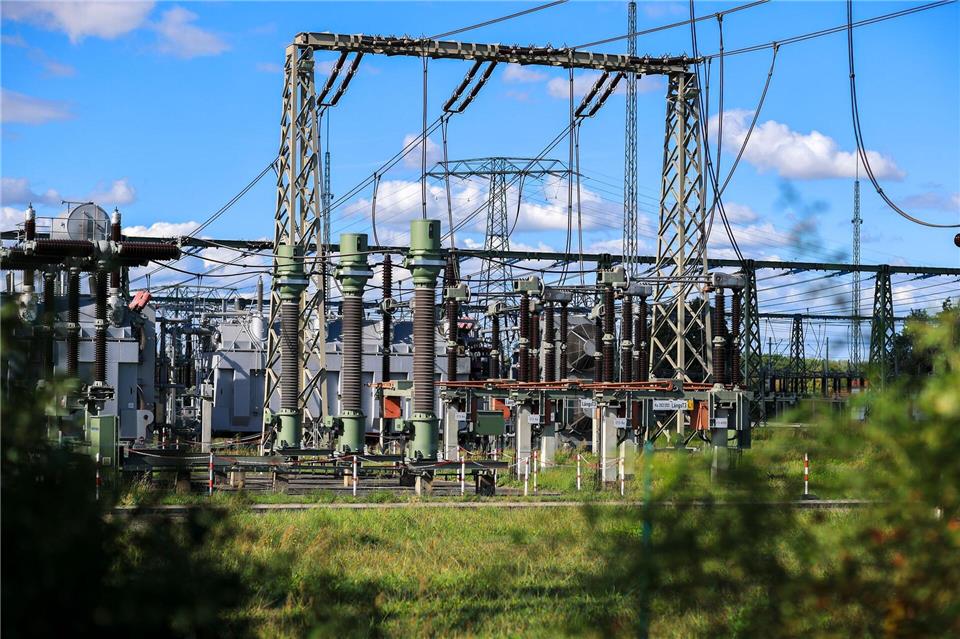 Mitnetz will 2026 in zahlreiche Großprojekte investieren, darunter der Aus- und Neubau von Umspannwerken und Hochspannungsleitungen. (Archivbild)Jan Woitas/dpa