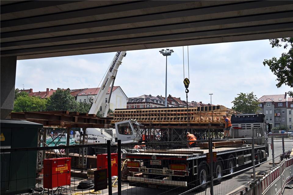 Mitte August soll das Brückenteil abgebaut werden. Martin Schutt/dpa