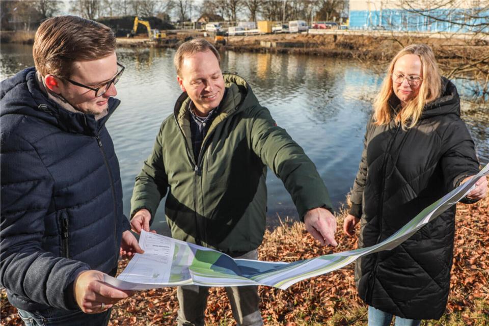 Mitte Dezember fiel der Startschuss für den Umbau der Aasee-Terrassen. Stadtbaurat Dave Welling (von links), Claus Wiemker (Geschäftsbereichsleiter Stadtgrün und Umwelt) und Bauleiterin Simone Marschinke stellten die Pläne vor.