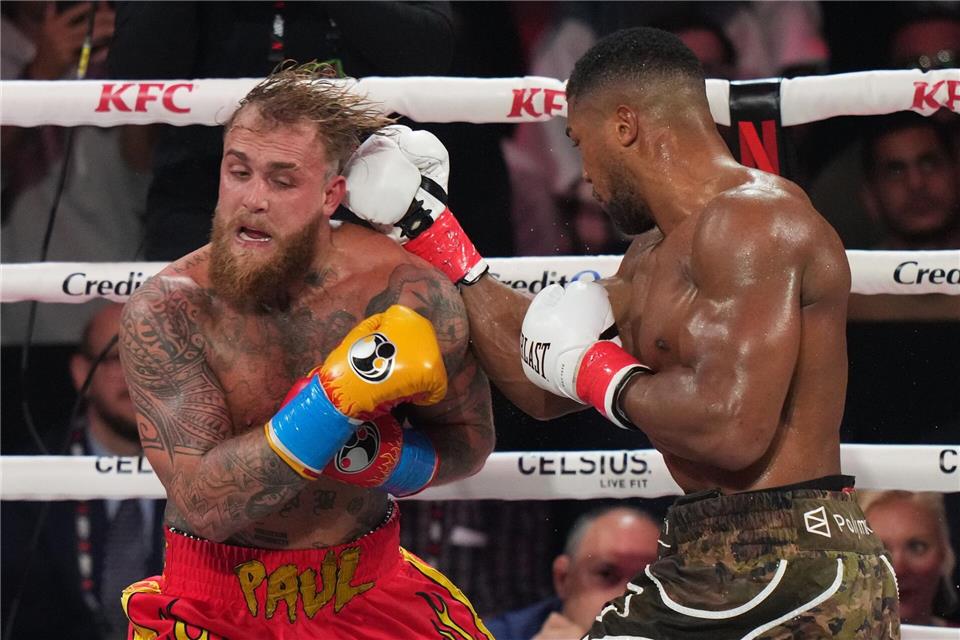 Mitte Dezember setzte sich Anthony Joshua (r.) klar gegen Internet-Star Jake Paul durch. (Archivbild)Lynne Sladky/AP/dpa