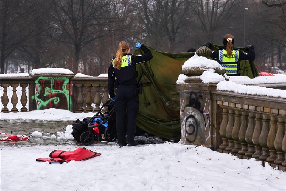 Mitte Januar war ein mutmaßlich obdachloser Mann tot auf der Lombardsbrücke gefunden worden. (Archivbild)Marcus Golejewski/dpa