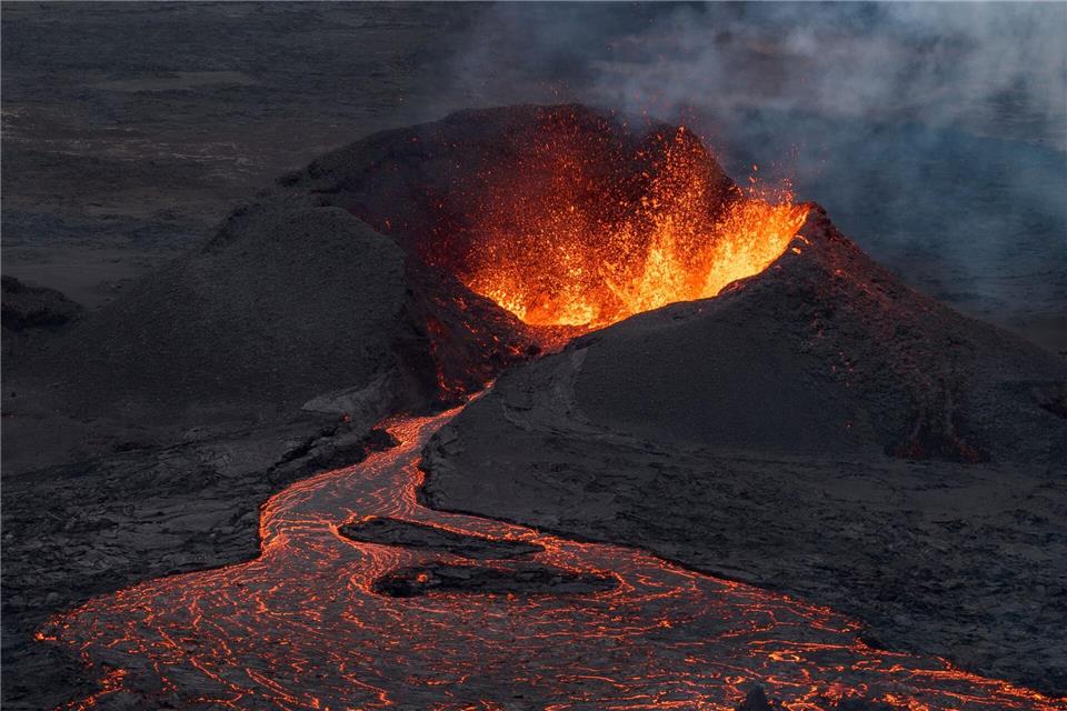Mitte Juli hatte sich südwestlich von Reykjavik abermals die Erde geöffnet. (Archivbild)Marco di Marco/AP/dpa