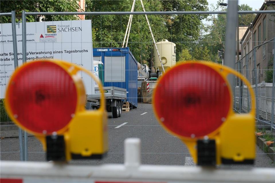 Mitte Juni hat sich auf einer Straße in Annaberg-Buchholz ein unterirdischer Hohlraum aufgetan. Derzeit laufe die bergtechnische Erkundung des Tagesbruches, erklärt Oberberghauptmann Bernhard Cramer.Sebastian Willnow/dpa