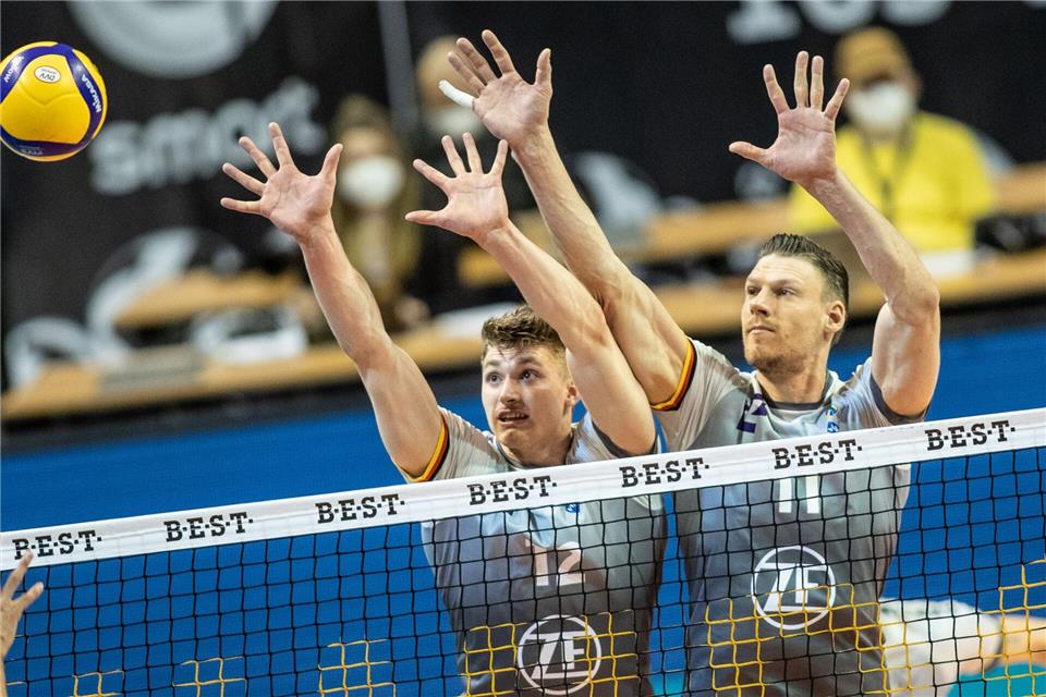 Mittelblocker Marcus Böhme (r) hofft auf den ersten großen Titel für den VfB Friedrichshafen seit 2022. (Archivbild)Andreas Gora/dpa