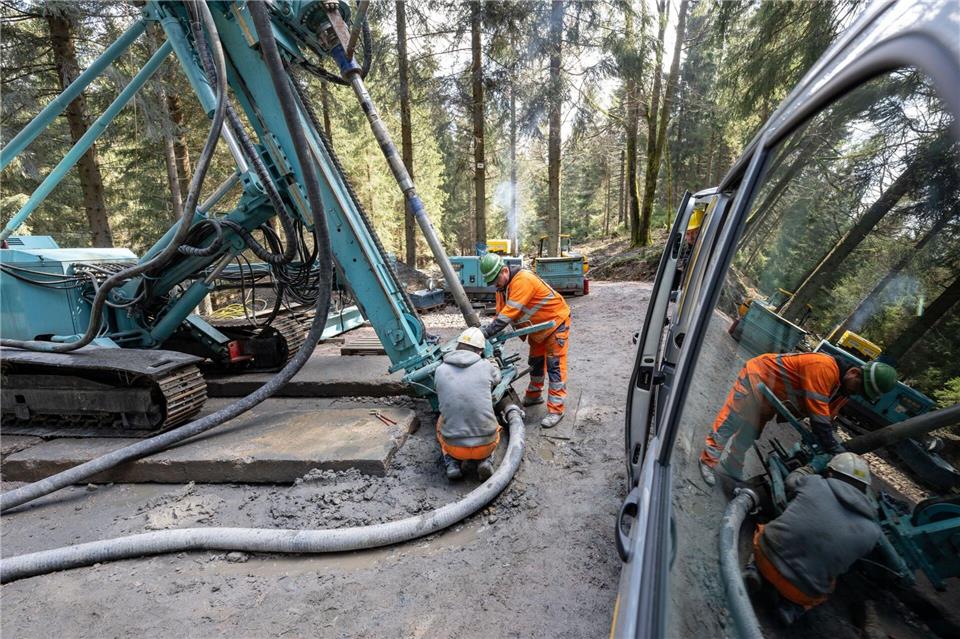 Mittels Tiefenbohrung wird eine Zinn-Lagerstätte im Wald bei Tellerhäuser erkundet (Archivbild).Hendrik Schmidt/dpa