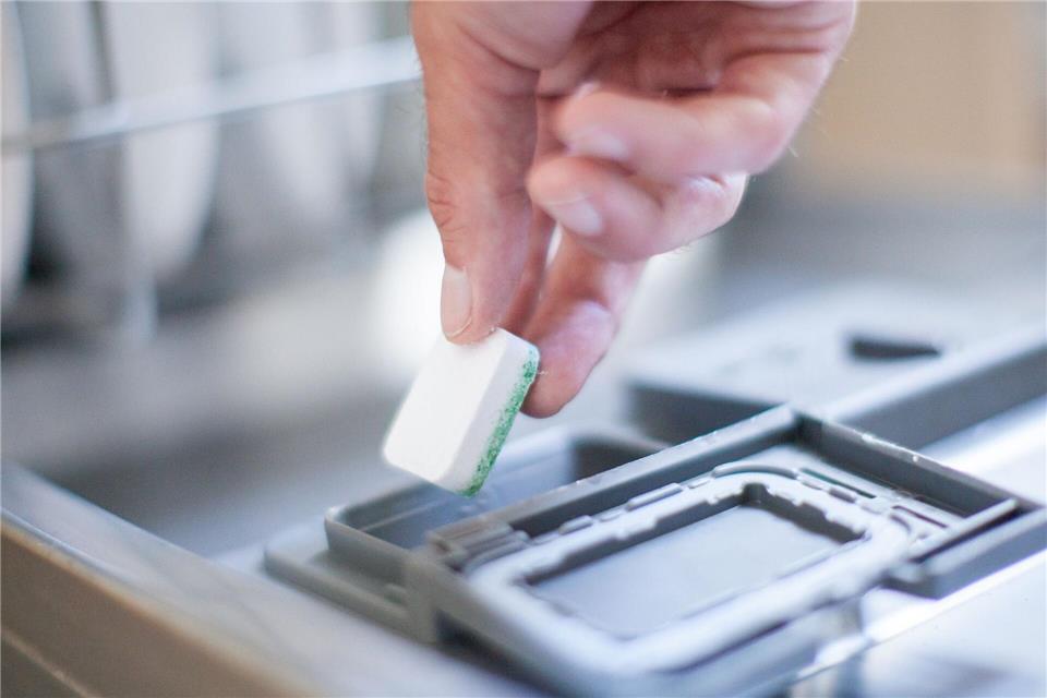 Mittelwechsel: Wenn das Geschirr unangenehm riecht, kann man zunächst ein anderes Reinigungsprodukt testen. picture alliance/dpa/dpa-tmn