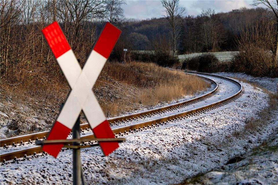 Mitten auf einem Bahnübergang kam ein Auto im dichten Schnee zum Stehen. (Symbolbild)Axel Heimken/dpa
