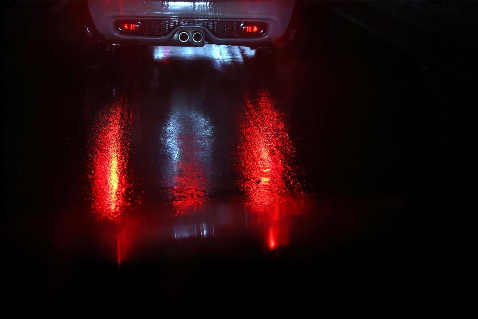 Mitten auf einer Bundesstraße ist ein Autofahrer in seinem Wagen eingeschlafen. (Symbolbild)Karl-Josef Hildenbrand/dpa