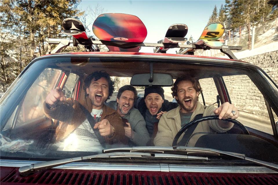 Mitten hinein in die Krise geht es für vier Freunde in der Netflix-Serie „Alphamännchen“.Stephan Rabold/Netflix/dpa