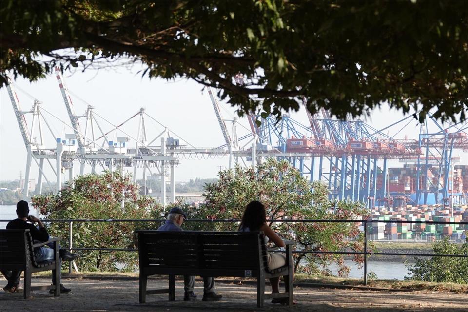 Mitten im Park und mit Aussicht auf den Containerhafen: der Altonaer Balkon. (Archivbild)Franziska Spiecker/dpa