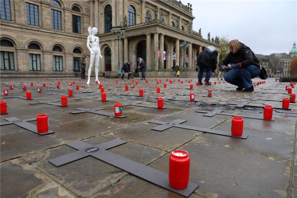 Mitten in Hannover protestieren Menschen gegen die Wahl von Anne Spiegel zur Sozialdezernentin der Region Hannover.Stefan Rampfel/dpa