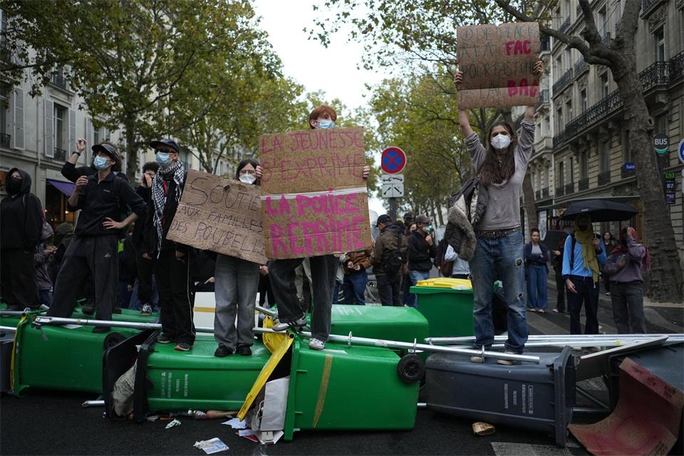 Mitten in Paris errichteten protestierende Studenten Barrikaden.Thibault Camus/AP/dpa