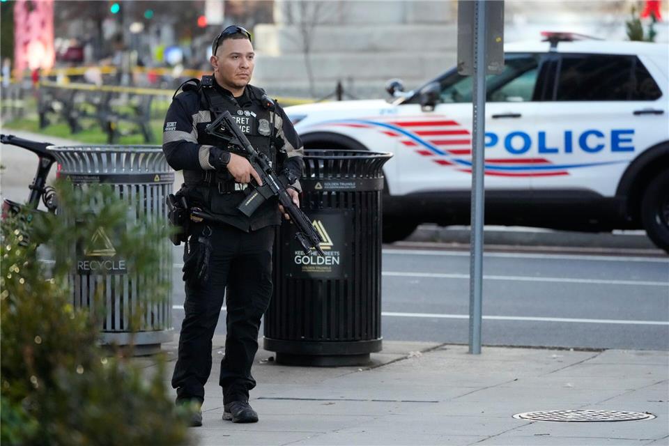 Mitten in Washington sind am Mittwochnachmittag (Ortszeit) Schüsse gefallen.Mark Schiefelbein/AP/dpa