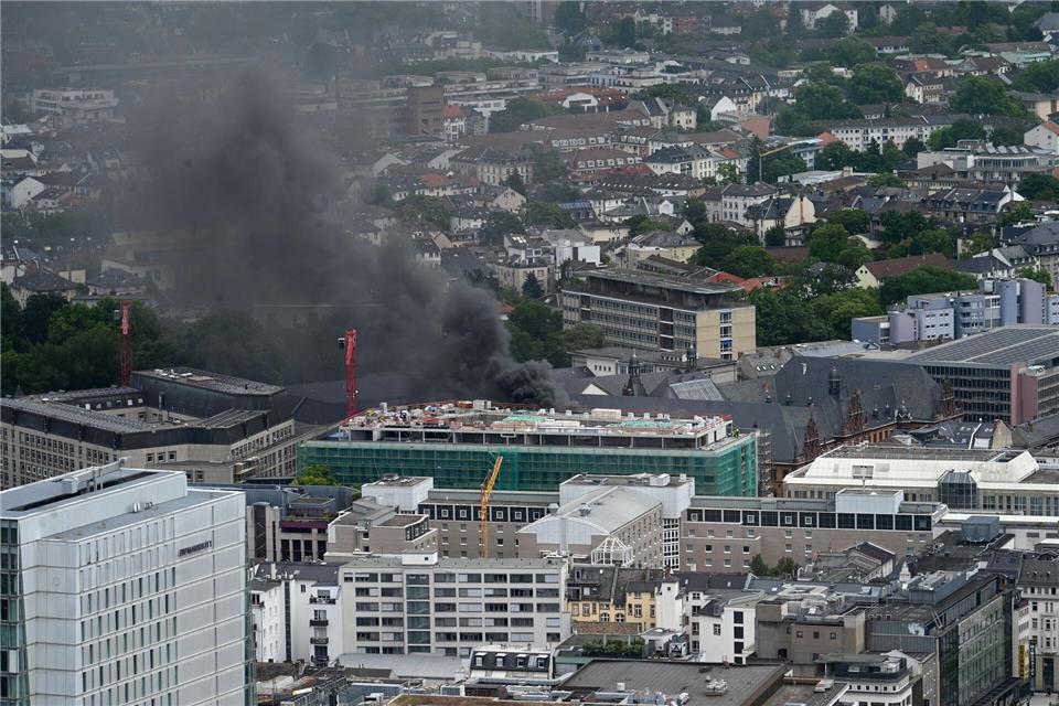 Mitten in der Innenstadt von Frankfurt bricht ein Feuer aus, der Rauch ist weithin sichtbar.Lea Winkler/dpa