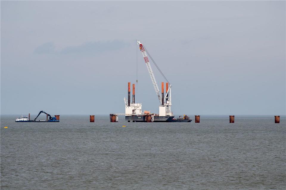 Mitten in der Jade wurde ein Anleger für das zweite schwimmende LNG-Terminal in Wilhelmshaven gebaut - das Spezialschiff „Excelsior“ soll nun anlegen. (Archivbild)Hauke-Christian Dittrich/dpa