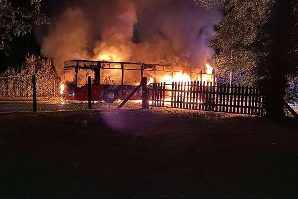 Mitten in der Nacht fängt ein Linienbus im Landkreis Diepholz Feuer - mehr als ein dutzend Insassen kommen unverletzt davon.---/Polizeiinspektion Diepholz/dpa