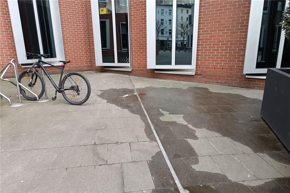 Mitten in der Nacht sollen in Düsseldorf Schüsse gefallen sein - am Morgen war noch Blut vor Ort zu sehen. Alexandra Balzer/dpa