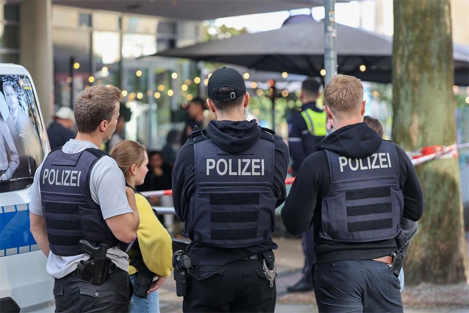 Mitten in der belebten Essener Innenstadt haben maskierte Männer einen Häftling befreit, der in eine Arztpraxis gebracht werden sollte.Matthias Rosenkranz/dpa