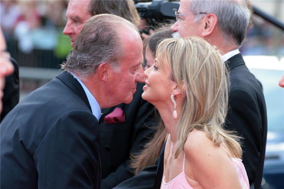 Mitten in einer Wirtschaftskrise ging Spaniens König Juan Carlos auf Elefantenjagd, mit Corinna zu Sayn-Wittgenstein und Freunden - unter anderem das kostete ihn den Thron.Picture Alliance/Schroewig/Maels/ZDF/dpa