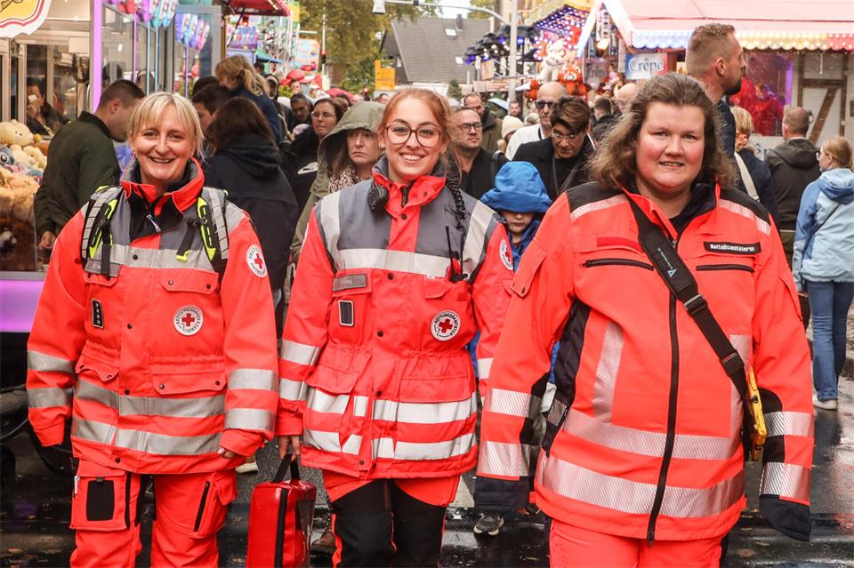 Mitten zwischen Fahrgeschäften und Buden unterwegs: (v.l.) Silke Weber, Tamara Nehring und Denise Becker sind auf der Bocholter Kirmes jederzeit bereit, wenn Hilfe gebraucht wird.