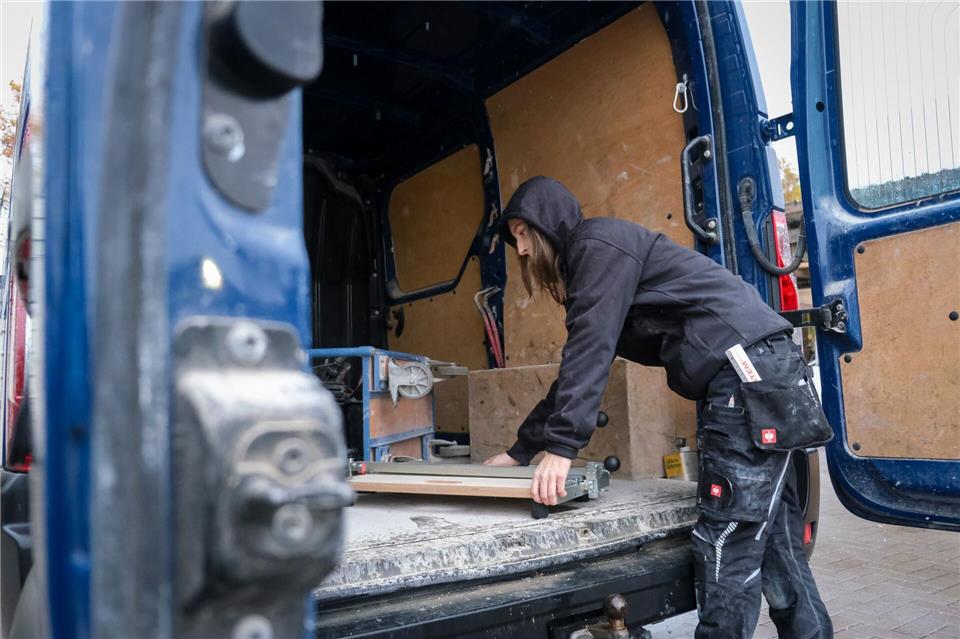 Mittendrin: Die angehende Fliesen- und Mosaiklegerin Celine Köster durfte bereits in ihrem FHJ kräftig mit anpacken.Zacharie Scheurer/dpa-tmn