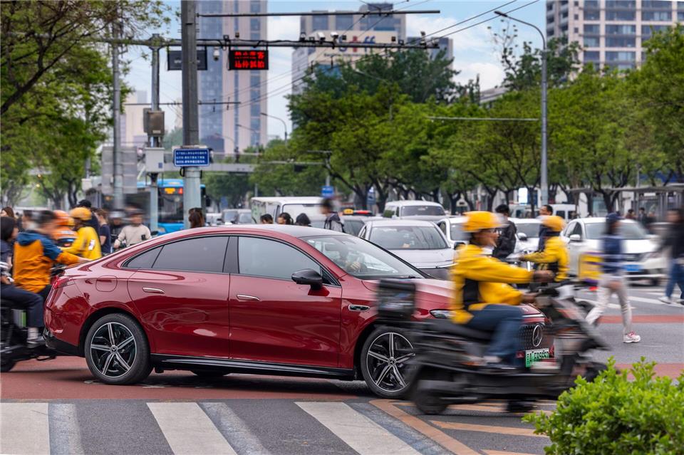 Mittendrin im Geschehen: Wie fühlt es sich an, wenn der Wagen autonom durch die Großstadt fährt?Mercedes-Benz AG/dpa-tmn