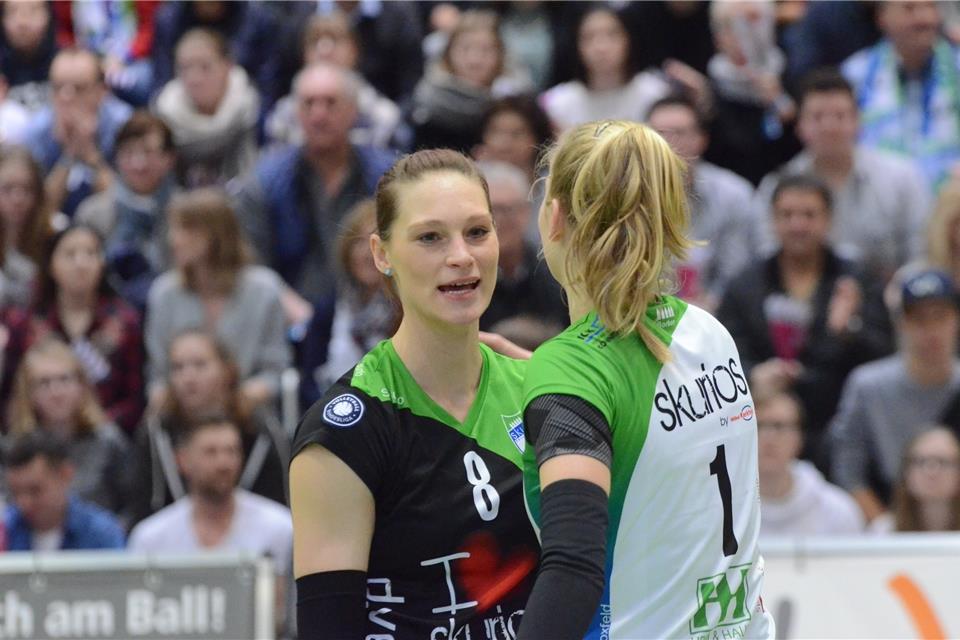 Mittendrin statt nur dabei: Anika Brinkmann (links) hatte keine Anlaufprobleme bei den Skurios Volleys Borken. Weder auf dem Feld, noch im Team. Die Wertschätzung ist beiderseitig.
