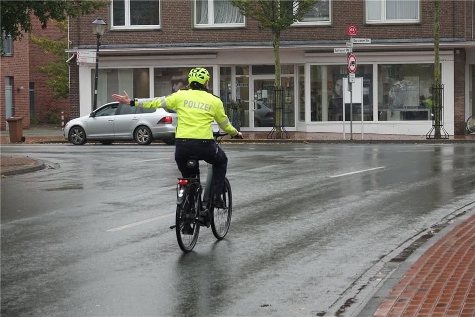 Mittig auf der Spur fahren und das deutliche Handzeichen sollen verhindern, dass Autofahrer kurz vor dem Abbiegen noch überholen.