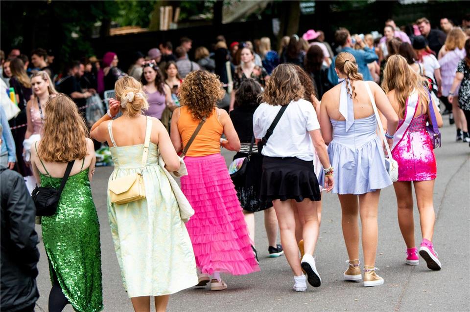 Mittlerweile geht fast alles: Sowohl lange als auch kurze Rocklängen sind im Stadtbild zu sehen. Daniel Bockwoldt/dpa