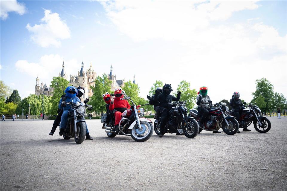 Mittlerweile haben sich „El Moe“ schon einige andere Biker angeschlossen.Philip Dulian/dpa