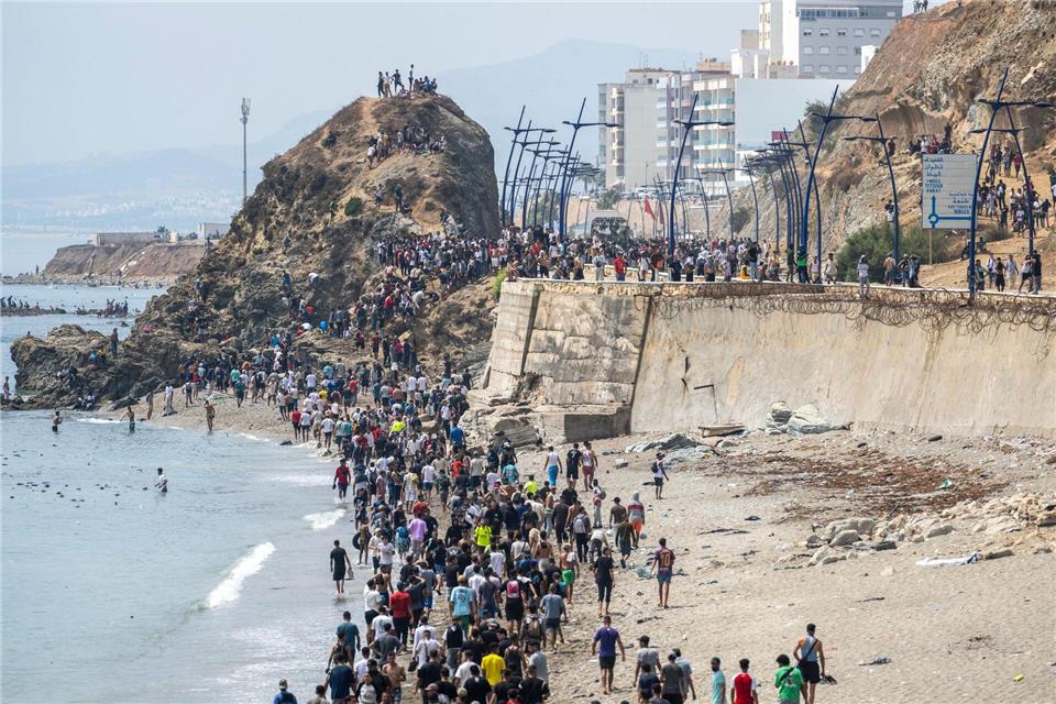 Mittlerweile hat der Großteil der Migranten Ceuta bereits wieder verlassen.STR/AP/dpa