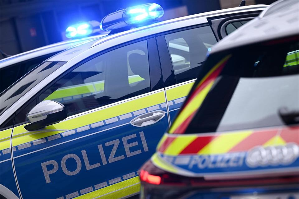 Mittlerweile konnte die Vollsperrung der Autobahn wieder aufgehoben werden. (Symbolbild)Arne Dedert/dpa