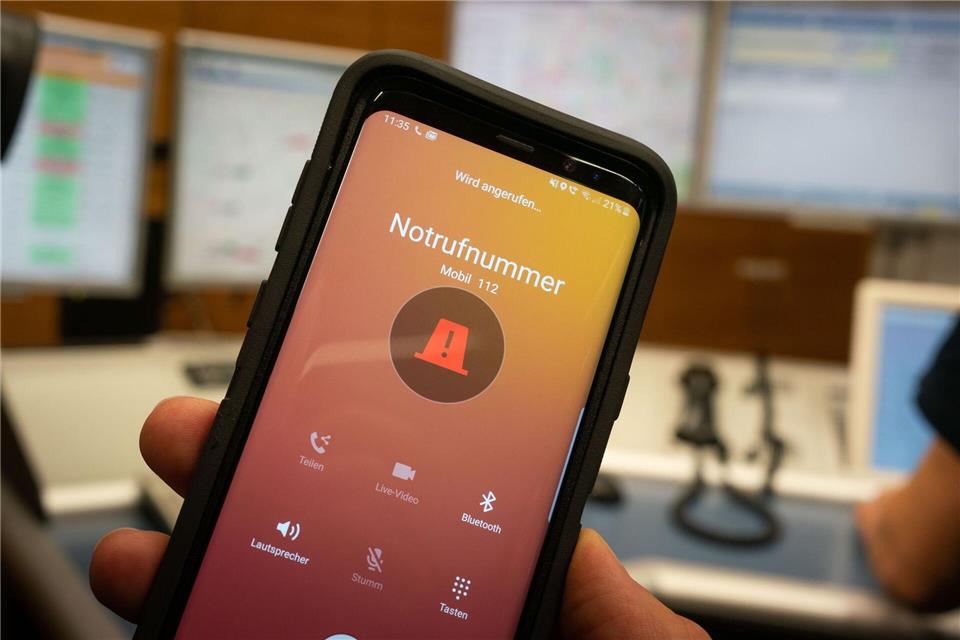 Mittlerweile setzen viele Geräte automatisch einen Notruf ab, wenn sie einen Unfall zu erkennen glauben (Symbolbild).Frank Rumpenhorst/dpa