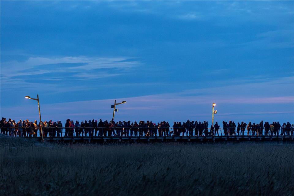 Mittlerweile zieht die Biike auch viele Urlauber an die nordfriesische Küste. (Archivbild)Bodo Marks/dpa
