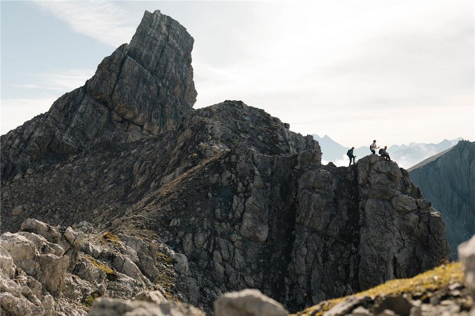 Mitunter eine Gratwanderung: Wandern auf dem Arlberg Trail.Arlberg Marketing GmbH/dpa-tmn