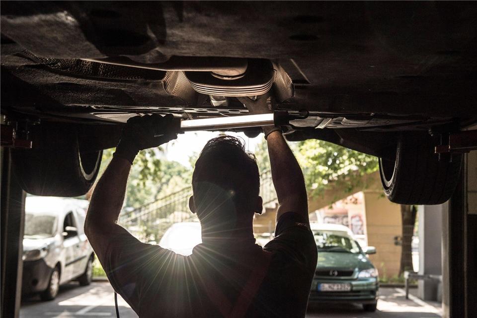 Mitunter fordern Werkstätten einen Vorschuss, ehe die Reparatur beginnt – fließt kein Geld, wird auch nicht geschraubt.picture alliance / dpa Themendienst