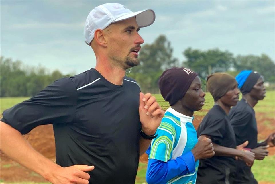 Mitunter in Begleitung von Einheimischen: In Kenia bereitet sich der Weseker auf die neue Marathon-Saison vor. Sein Fernziel: Olympia 2024 in Paris.