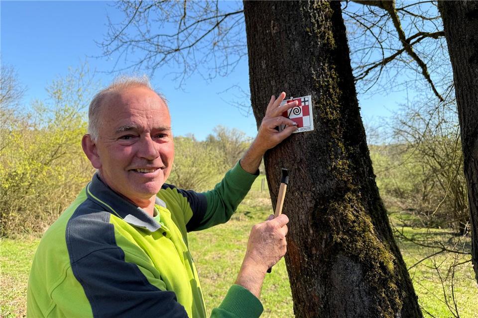 Mitunter kommt es vor, dass ein Baum, an dem eine Markierung hing, nicht mehr steht. Dann wird eine neue Stelle für die Hinweisschilder gesucht.Michael Bauer/dpa