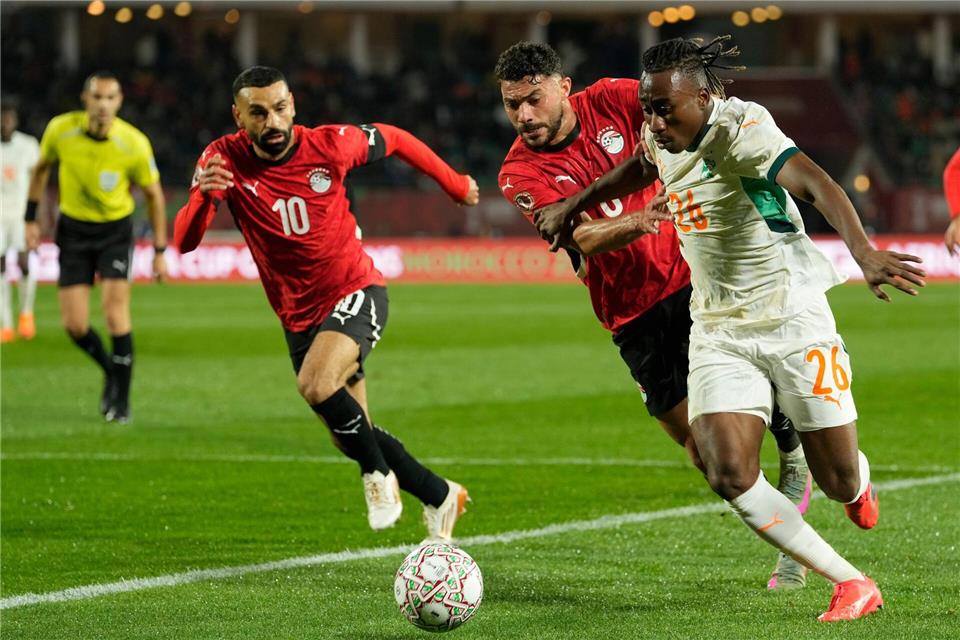 Mo Salah (l) kann nicht nur Tore schießen, sondern hilft auch hinten mit.Mosa’ab Elshamy/AP/dpa