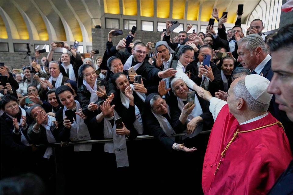 Mobile Begeisterung für Papst LeoHussein Malla/AP/dpa