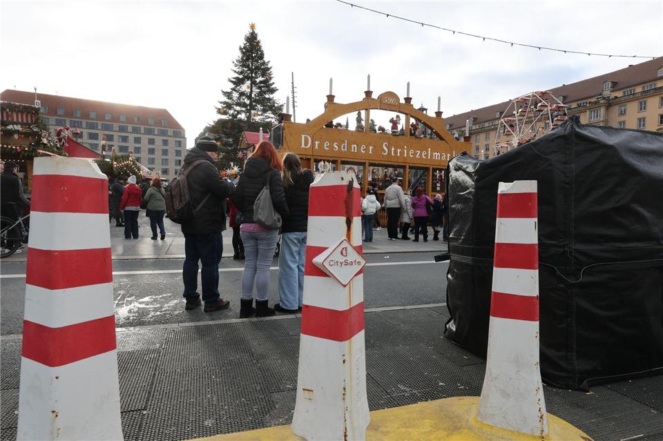 Mobile Fahrzeugsperren stehen vor dem Striezelmarkt. Nach der Gewalttat auf dem Magdeburger Weihnachtsmarkt wurden die Sicherheitsvorkehrungen auf Märkten in Sachsen vielerorts erhöht. Bodo Schackow/dpa