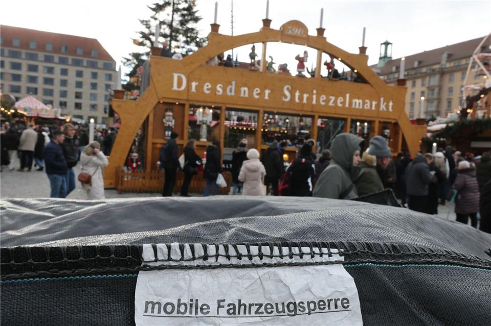 Mobile Fahrzeugsperren stehen vor dem Striezelmarkt. Nach der Gewalttat in Magdeburg wurden die Sicherheitsvorkehrungen auf Weihnachtsmärkten in Sachsen vielerorts erhöht. Bodo Schackow/dpa