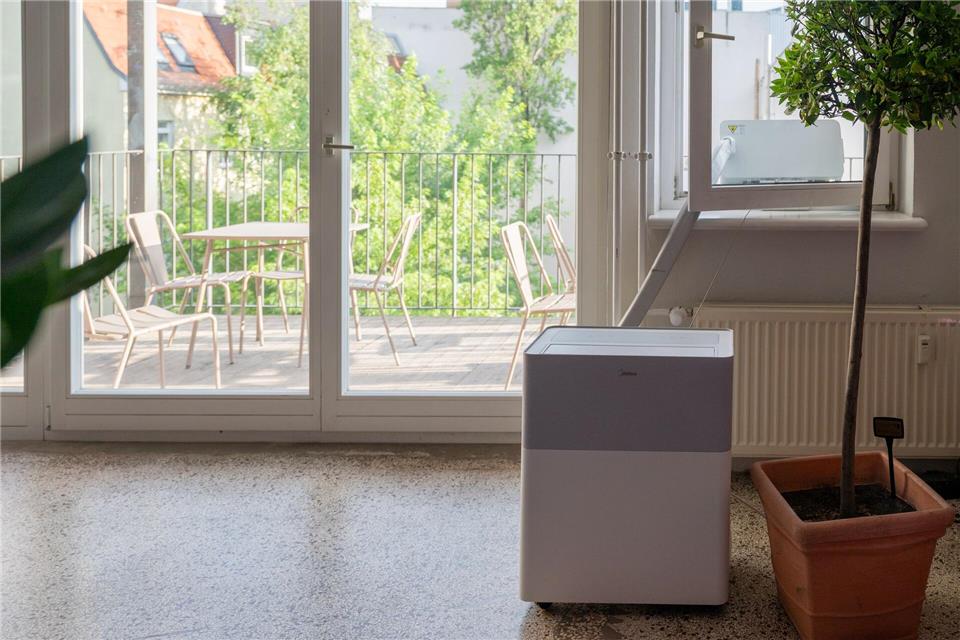 Mobile Split-Klimaanlagen wie diese sind derzeit schwer zu bekommen und wegen der Nachfrage teurer geworden. Das nutzen Betrüger aus, um Suchenden Geräte unterzujubeln, in denen nichts anderes als einfache Ventilatoren stecken.Nico Tapia/dpa-tmn
